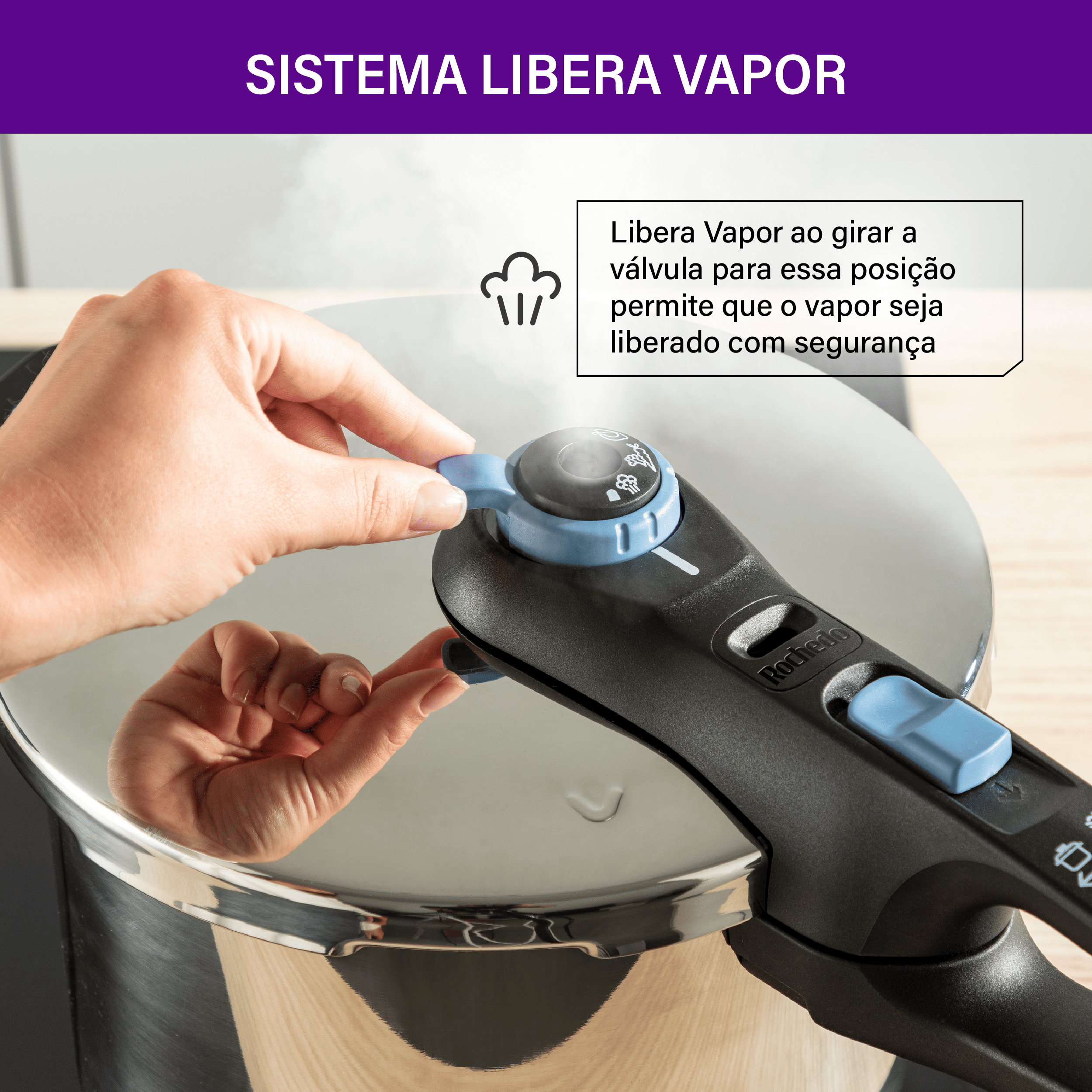 Close-up de mãos girando a válvula azul da panela Rochedo Inox para a posição de liberar vapor com segurança durante o uso.