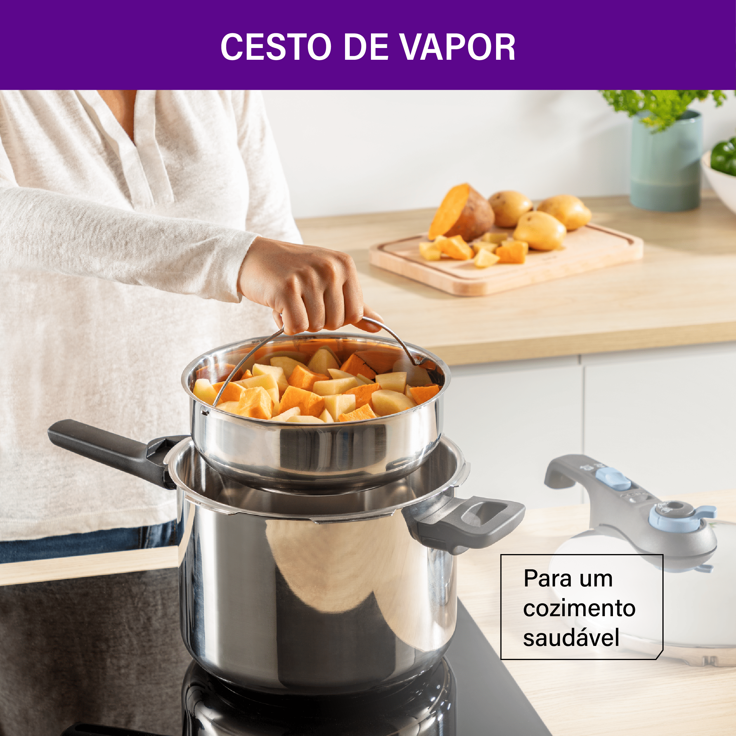 Pessoa retirando o cesto de vapor preenchido com legumes picados de dentro da panela de pressão Rochedo de 6 litros em uma cozinha.