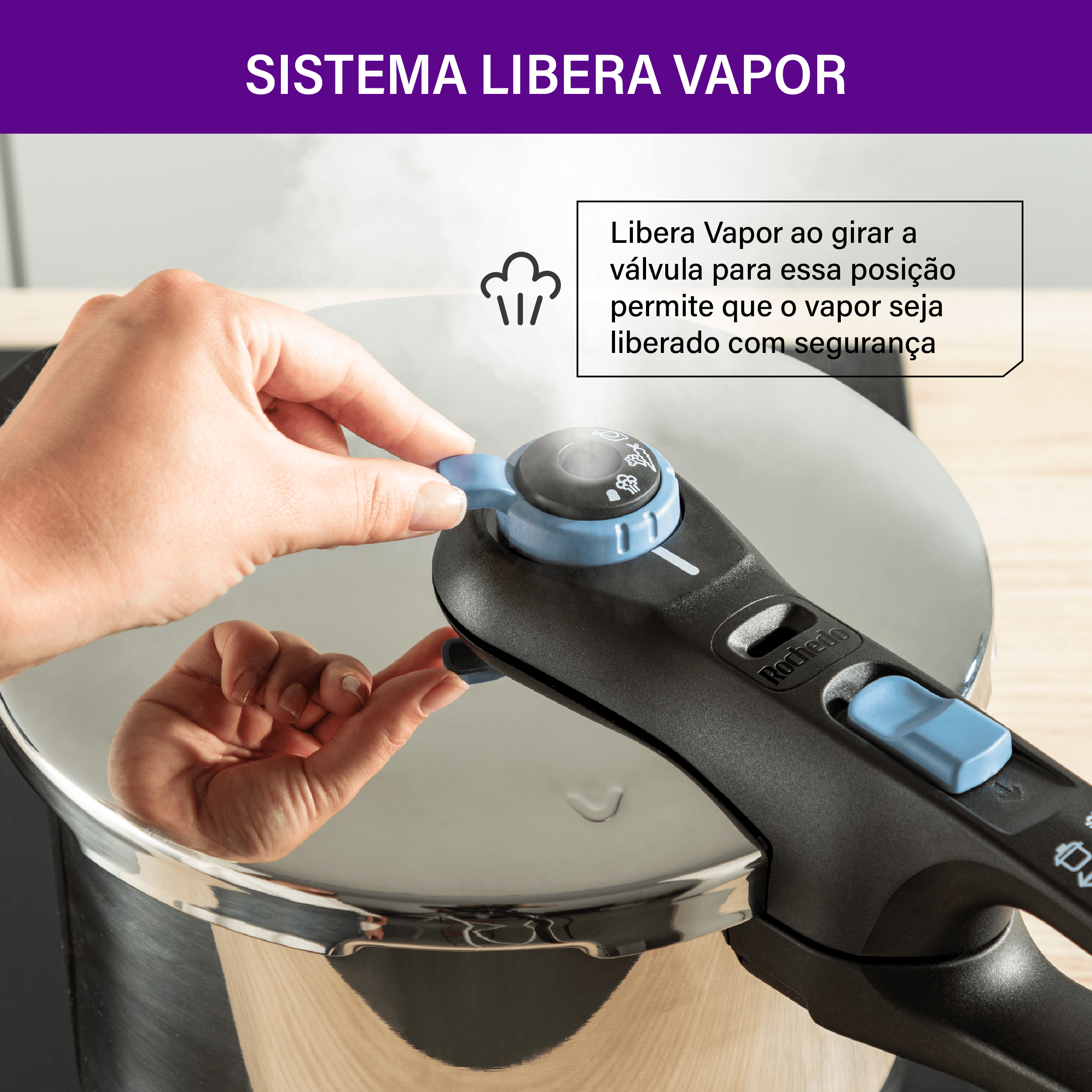 Mão girando a válvula azul da panela Rochedo. Texto "SISTEMA LIBERA VAPOR" indica que o vapor é expelido com total segurança.